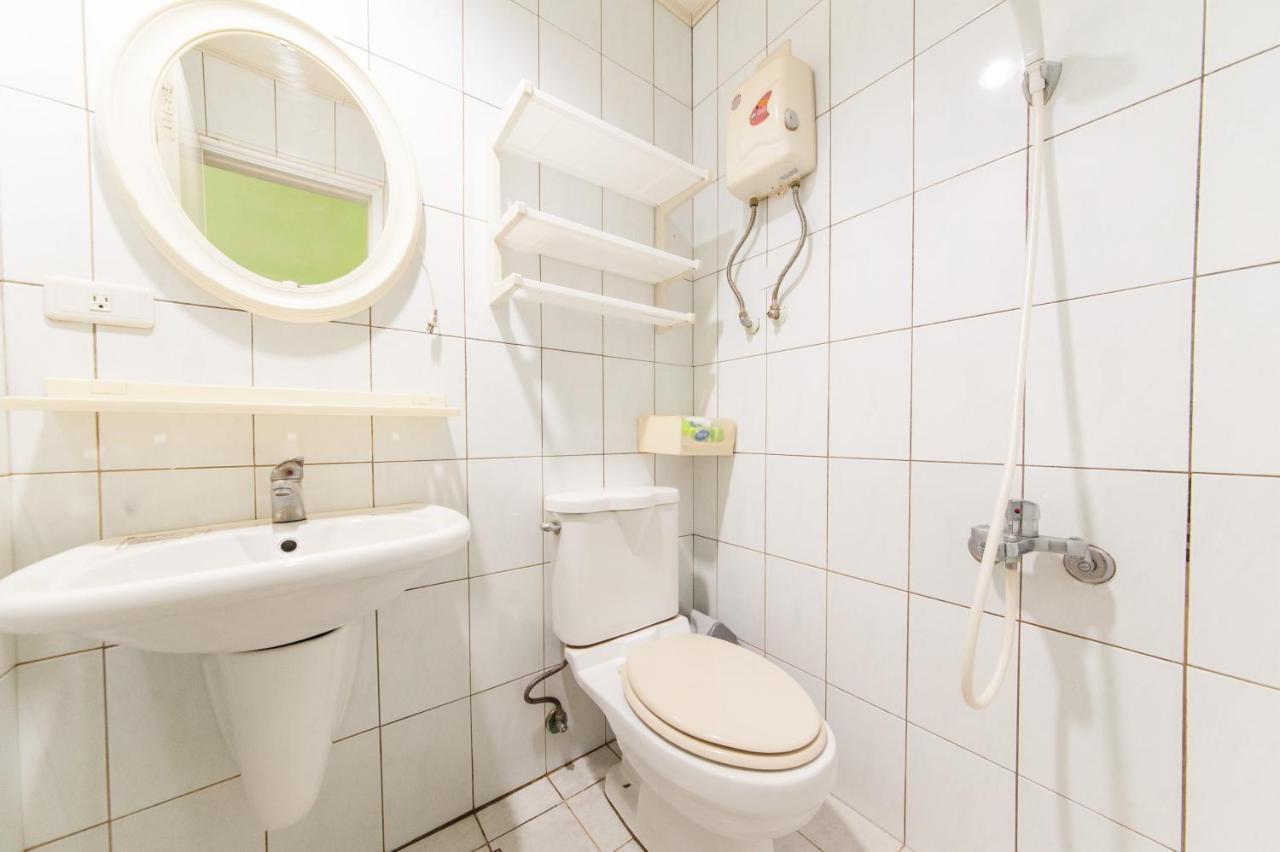 Fengjia Qing Su Homestay Taichung Exterior photo